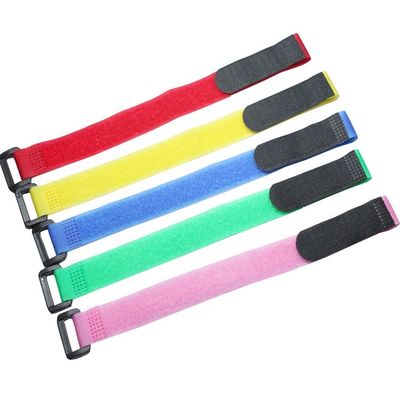 Accrochage réglable à l'aide d'un crochet et d'une boucle
