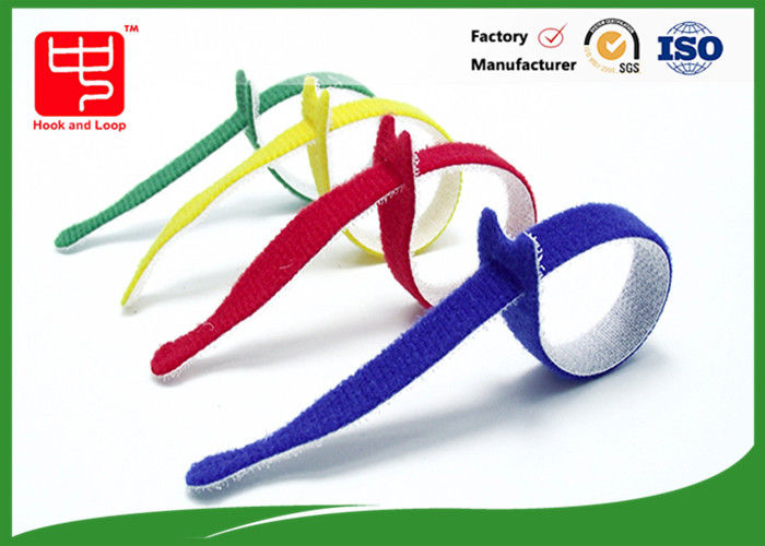 Les serres-câble colorés multi roulent, s'accrochent et forme des serres-câble T d'attache de boucle