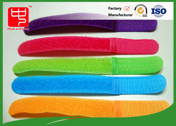 Le mâle coloré et le petit pain femelle de serre-câble pour contrôlent le lien, impression en soie