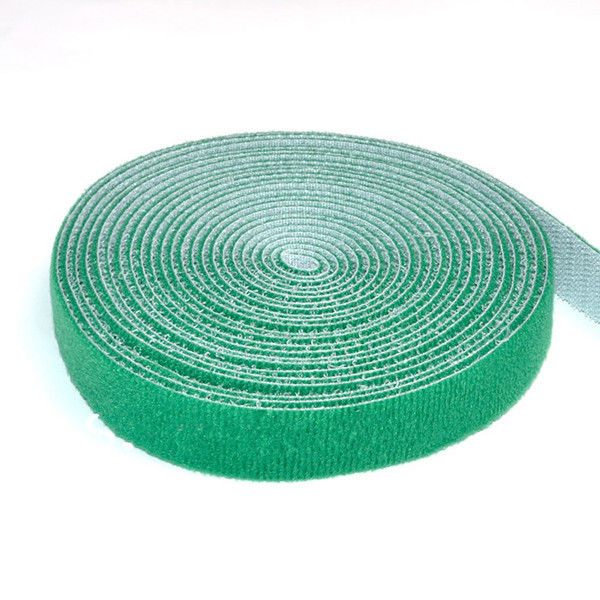 Au loin double crochet de 50mm et bande collante dégrossie de boucle, crochet superbe de force et couleurs de boucle différentes